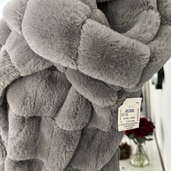 NWT (KENNETH Cole) long Faux coat size XS in very light gray - Picture 12 of 13